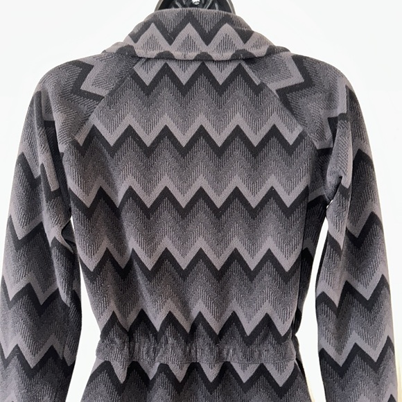 The North Face Women’s Zip Up Chevron Print Jacket w/ Cinched Waist - Picture 7 of 12